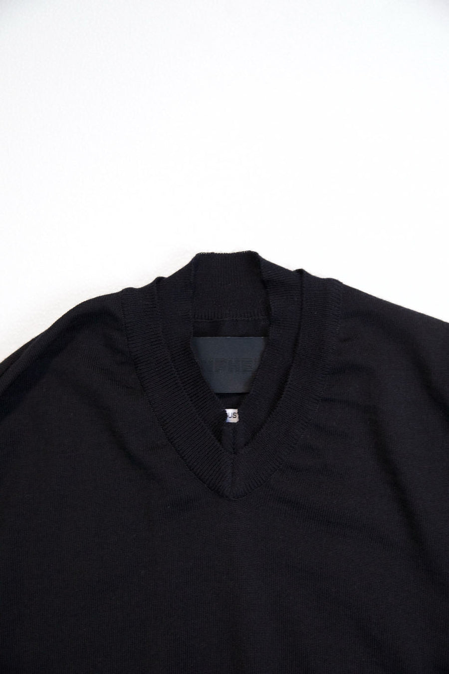 "FRIDA" lightweight v neck knit midnight