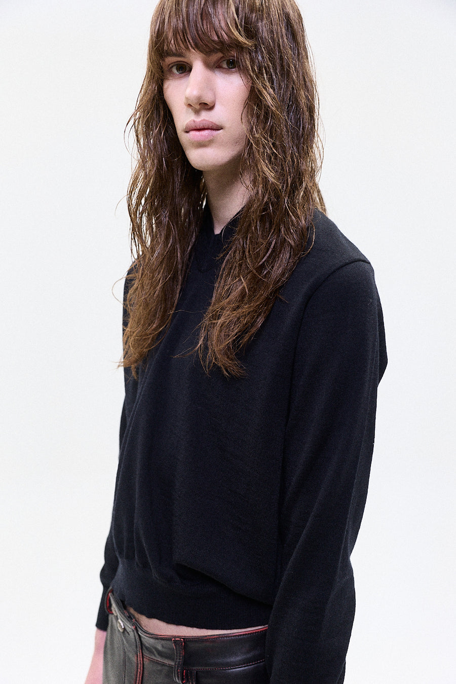 "FRIDA" lightweight v neck knit midnight