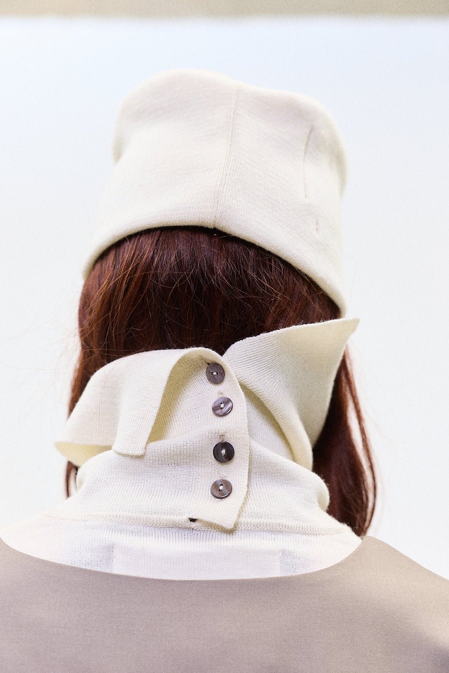 "REMI" lightweight highneck knit cream