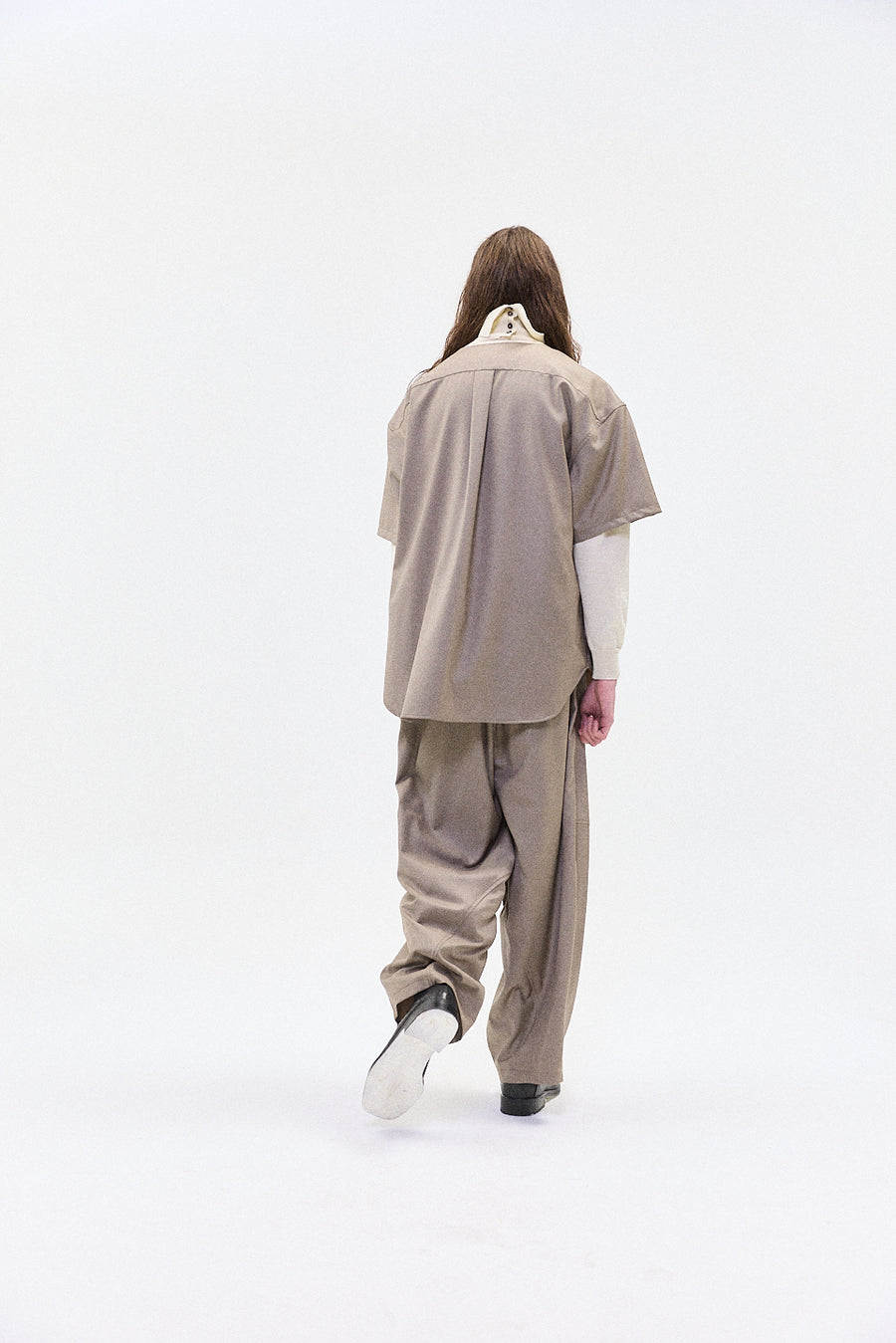 "ARLO" v-neck shirt sand