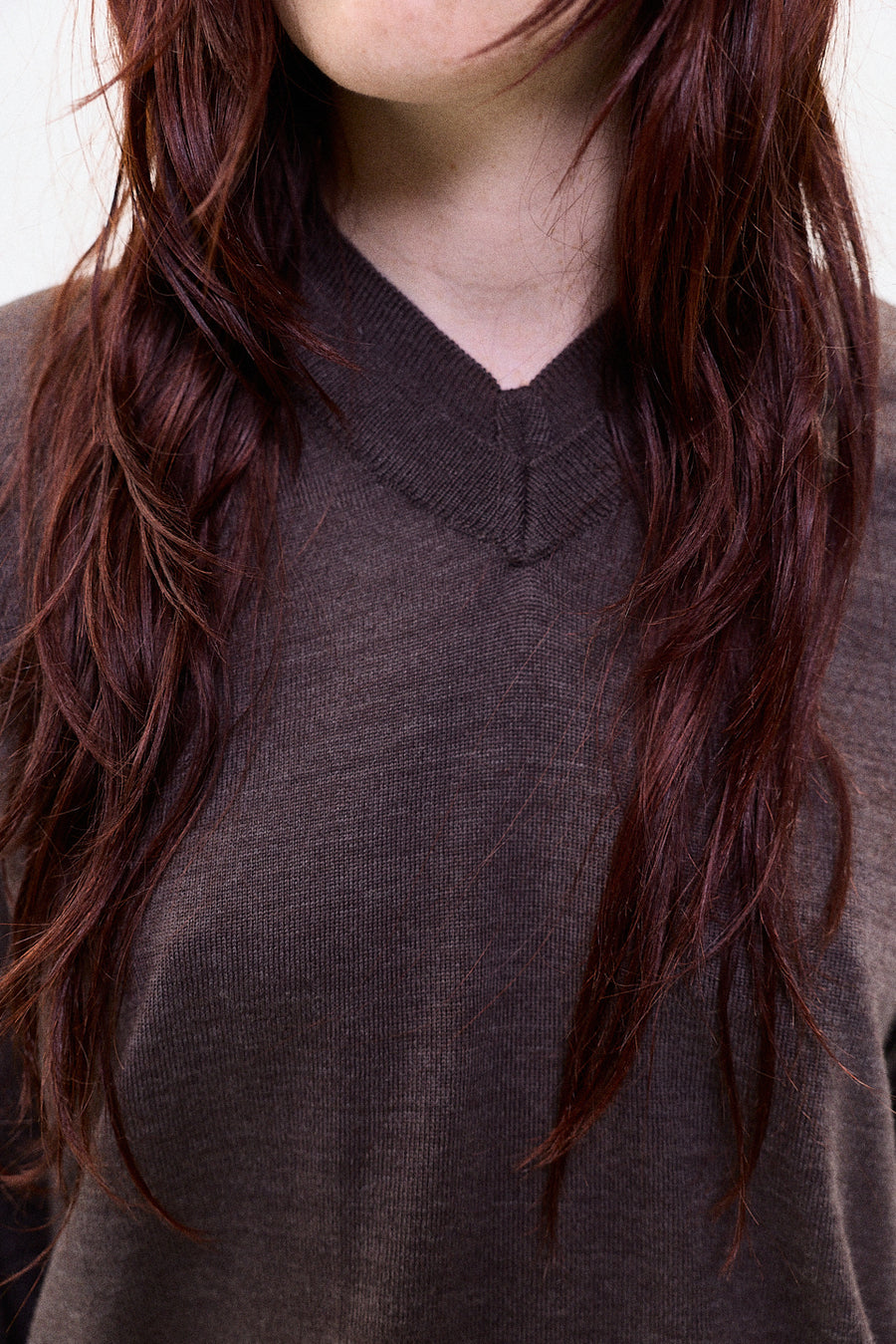 "FRIDA" lightweight v neck knit brown