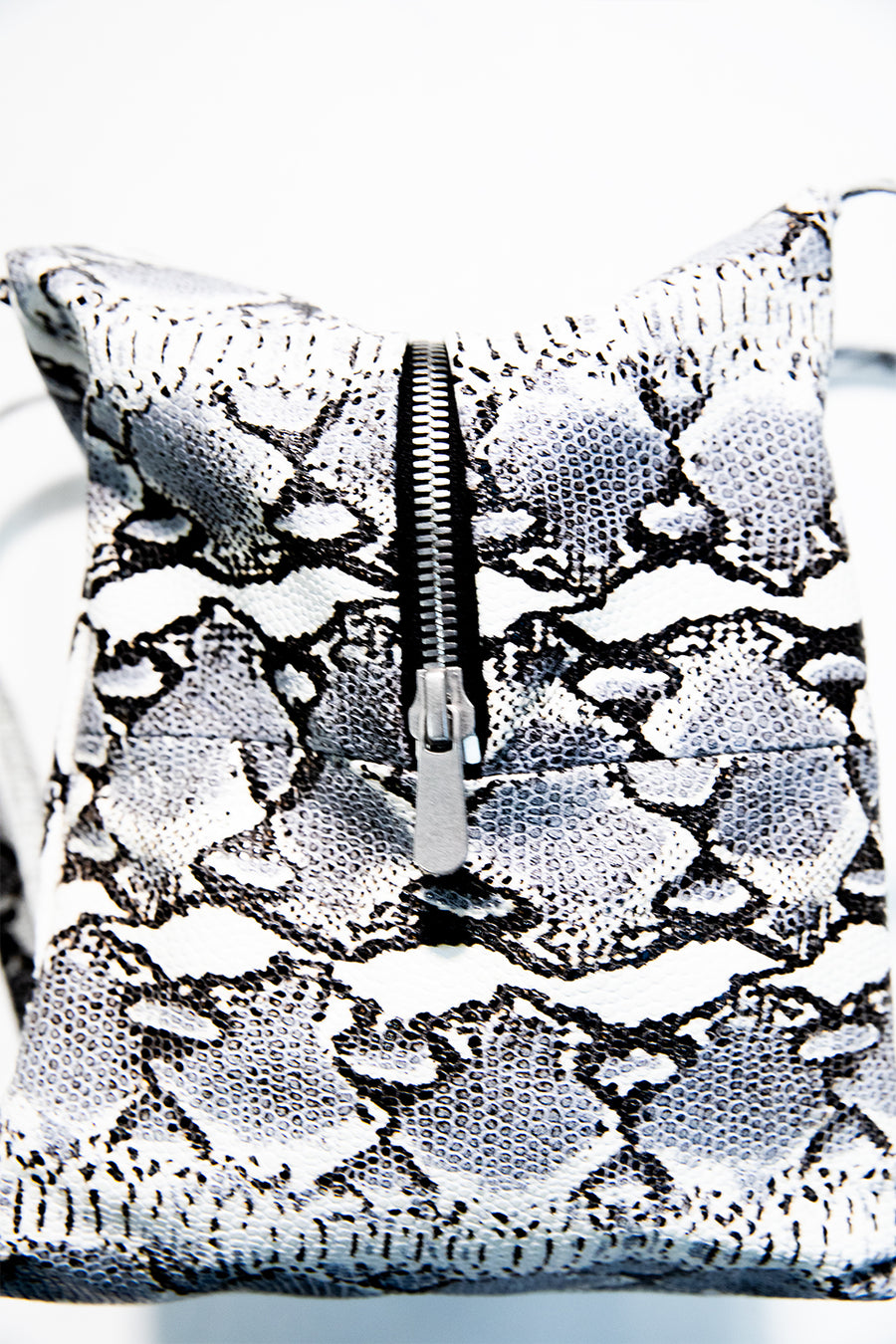 "LEON" snakeskin bag white