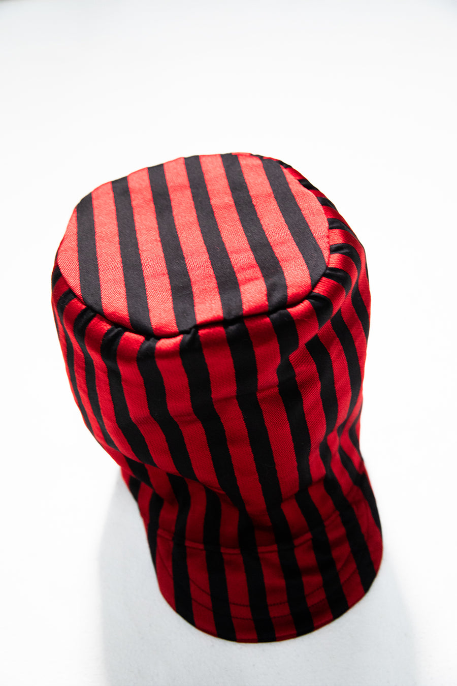"Conductor" high hat red/black silk